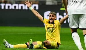 Santi Gimenez reclama en el juego contra Bologna (AFP)