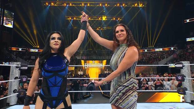 Stephanie Vaquer recibió el reconocimiento de Stephanie McMahon (Captura)