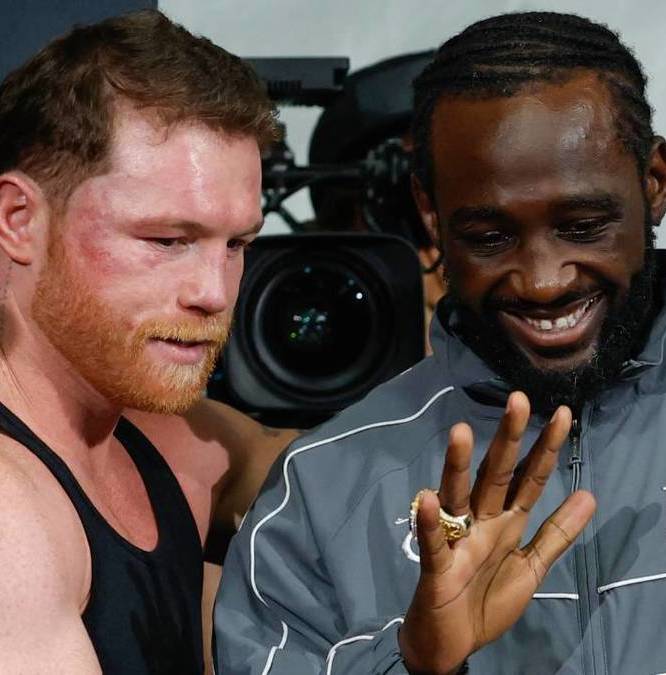 Terence Crawford y Canelo Álvarez tras su pelea (AFP)
