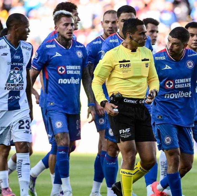 Jugadores de Pachuca y Cruz Azul persiguen al árbitro (Imago7)