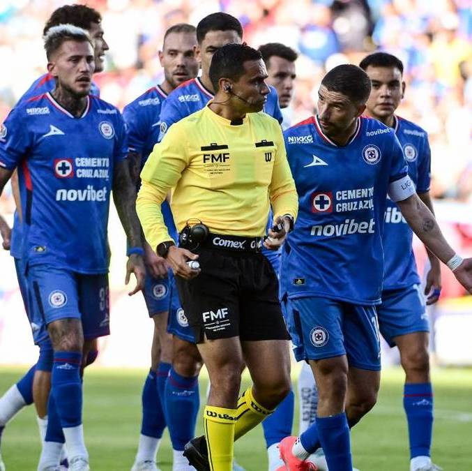 Jugadores de Pachuca y Cruz Azul persiguen al árbitro (Imago7)