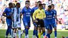 Jugadores de Pachuca y Cruz Azul persiguen al árbitro (Imago7)