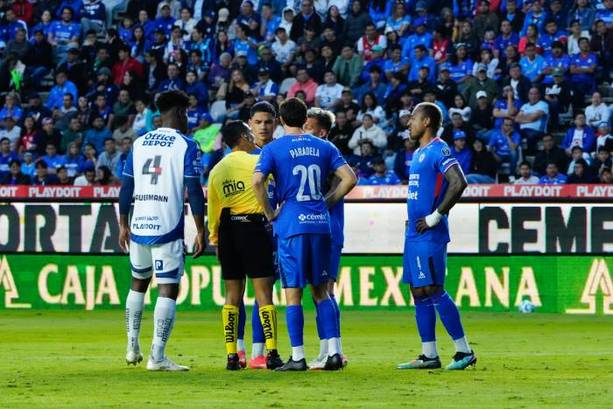 Jugadores platican con el silbante en el Pachuca vs. Cruz Azul (Imago7)
