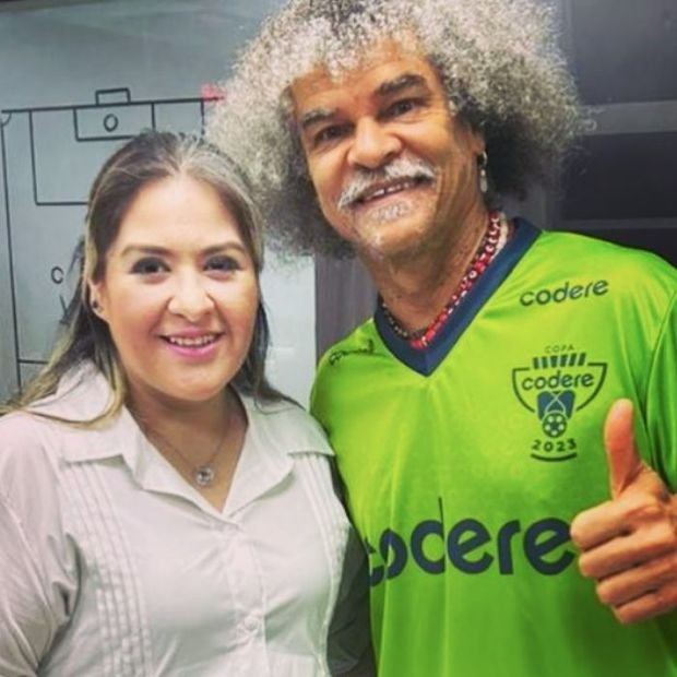 Kathia León con fotografía a lado de Valderrama. (Foto: @kathialeonrg)