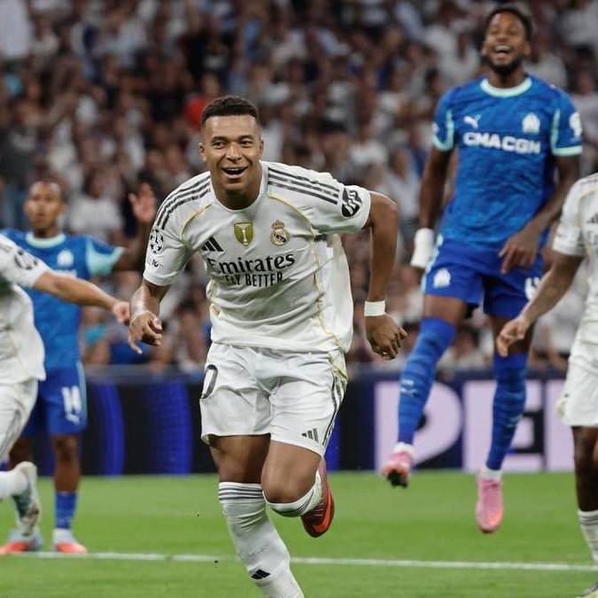Kylian Mbappé celebra tras anotar uno de sus penales (EFE)