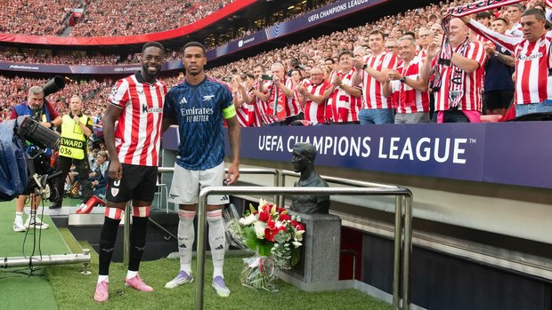 La fotografía del recuerdo entre dos jugadores rivales. (@arsenal)