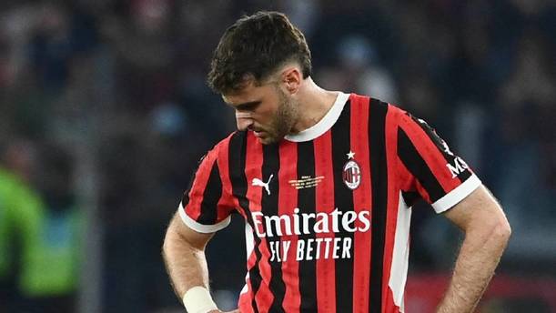 Santiago Gimenez, cabizbajo en un partido del Milan (AFP)