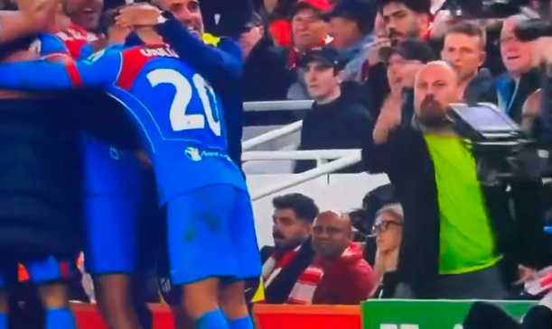 El aficionado del Liverpool provocó constantemente a la banca del Atlético.