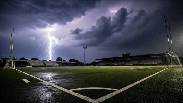 Cancha de futbol bajo una tormenta eléctrica (IA)