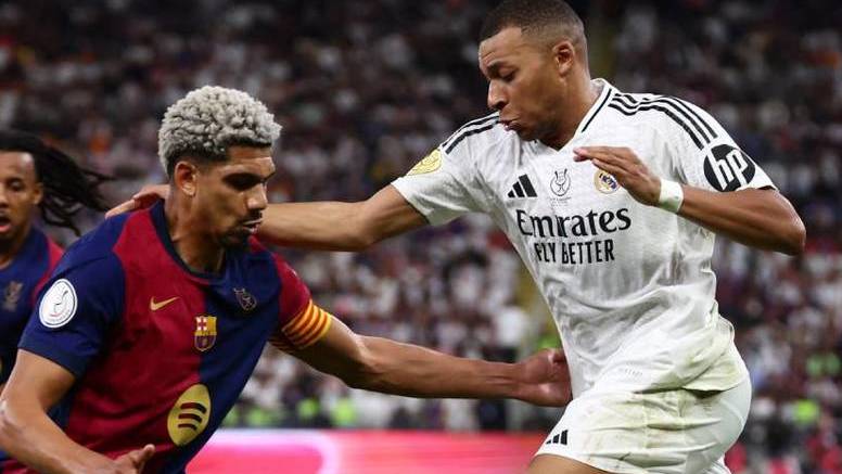 Mbappé intenta superar a Araújo en el último Clásico Español (Reuters)