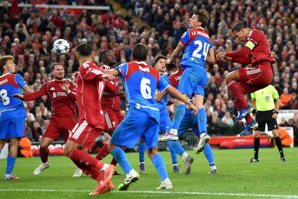 Un remate de Van Dijk les da sus primeros puntos en Champions League / Reuters