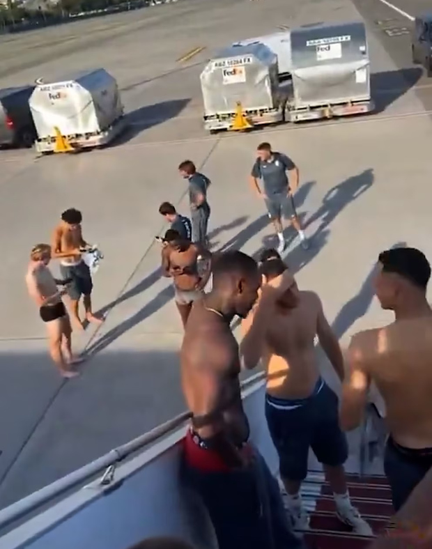 Los jugadores de Mónaco así se bajaron del avión, en calzoncillos. (Foto: captura de pantalla)