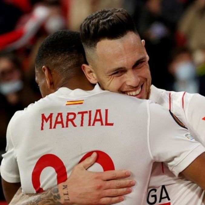 Anthony Martial y Lucas Ocampos en el Sevilla (EFE)