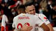 Anthony Martial y Lucas Ocampos en el Sevilla (EFE)