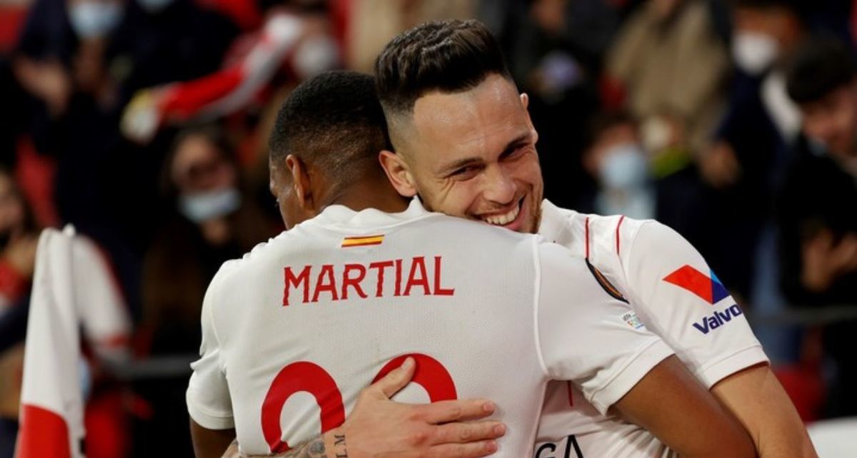 Anthony Martial y Lucas Ocampos en el Sevilla (EFE)
