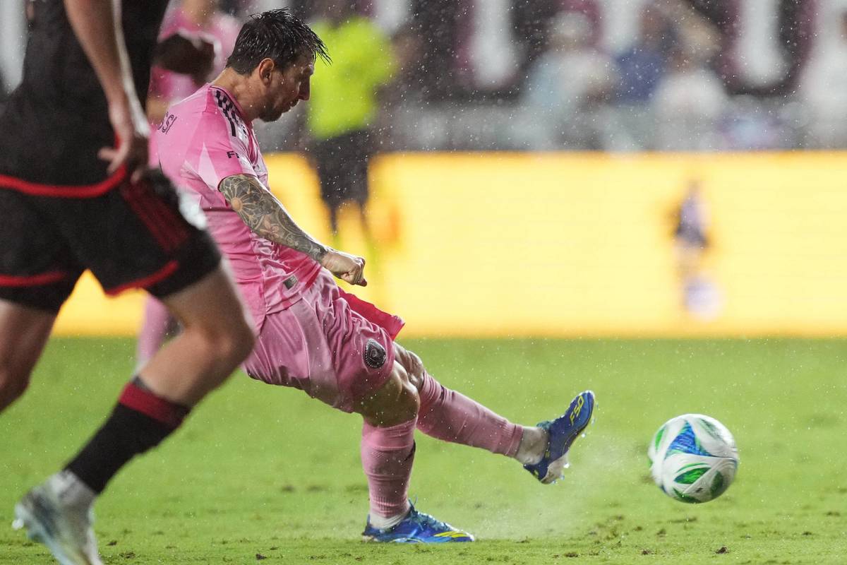 El astro argentino marcó desde el punto penal / Reuters