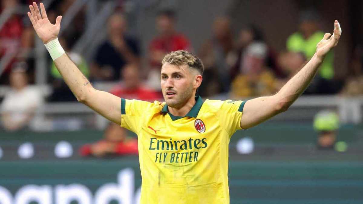 Santiago Gimenez se perdió una opción clara ante Udinese