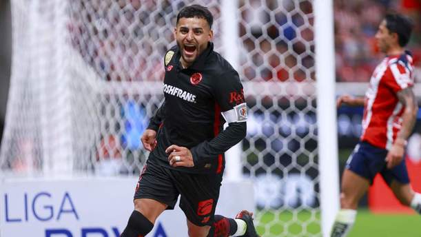 Alexis Vega aplicó la ley del ex a las Chivas en el Estadio Akron (Mexsport)