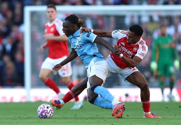 Jeremy Doku y Juren Timber (Reuters)