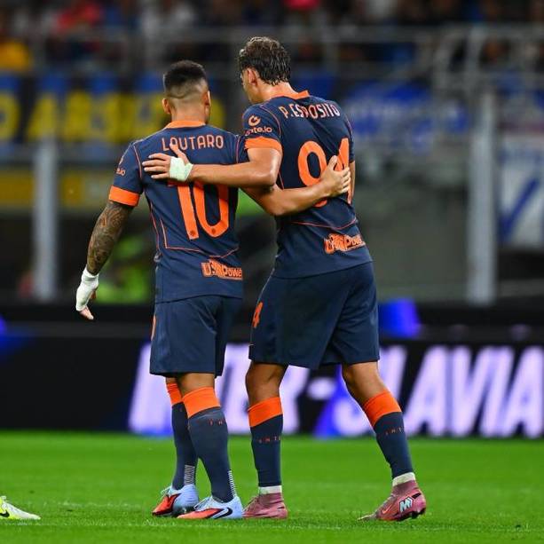 Lautaro y Esposito tras un gol del Inter (AFP)