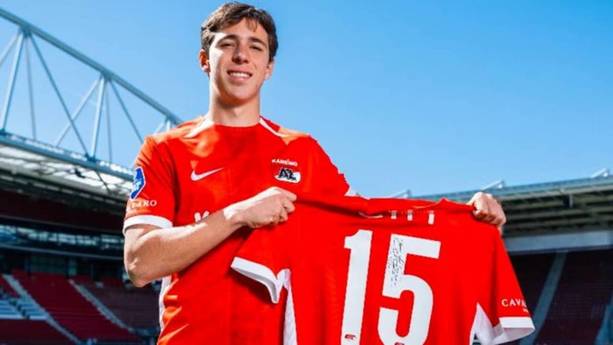 Mateo Chávez posa con su nuevo equipo (AZ Alkmaar)