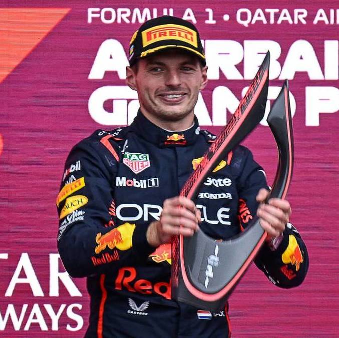 Max Verstappen presume su trofeo en Azerbaiyán (AFP)