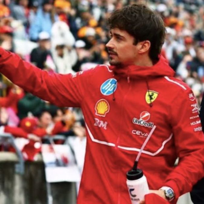 Carlos Sainz y Charles Leclerc se fueron en camioneta. (Foto: Reuters)