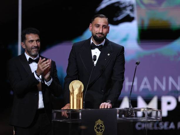 Donnarumma tras recibir su premio por parte de Buffon (AFP)