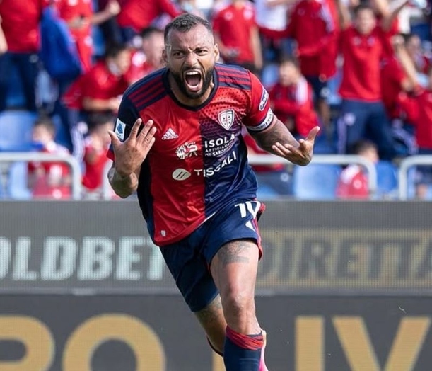 João Pedro celebra un gol con Cagliari (@_jpedro_)