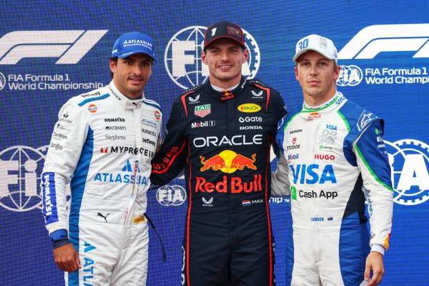 Max Verstappen posa con Sainz Jr. y Lawson (@F1)