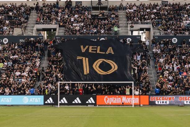 Playera gigante de Carlos Vela en las tribunas (@LAFC)