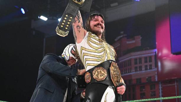 Rey Mysterio le colocó el título a Dominik Mysterio (WWE)