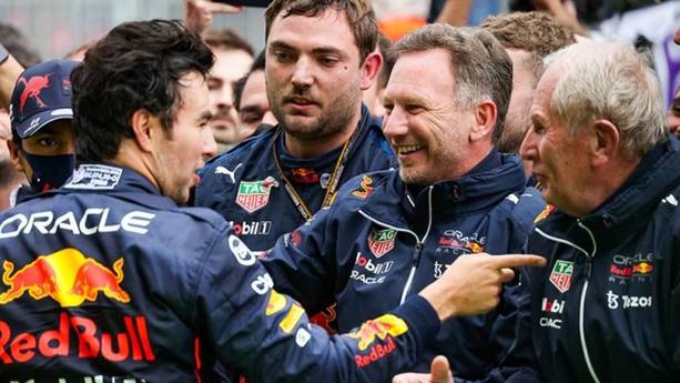 Checo Pérez con Helmut Marko y Christian Horner en Red Bull (Reuters)