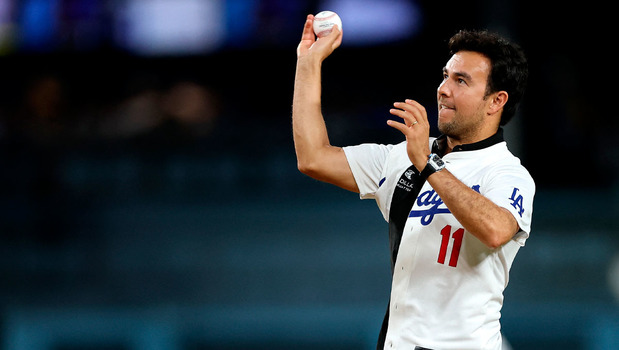 Checo Pérez estuvo el miércoles en el Dodger Stadium. (Foto: AFP)