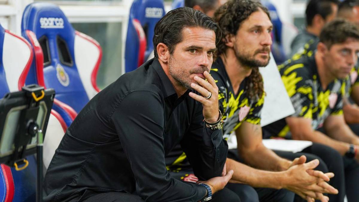 Chivas vs Necaxa: Fan Fury & Gago Criticism – Videos