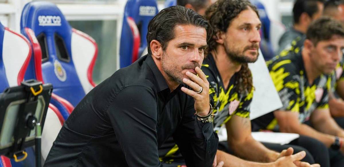 Fernando Gago, en el banquillo del Estadio Akron (Imago7)