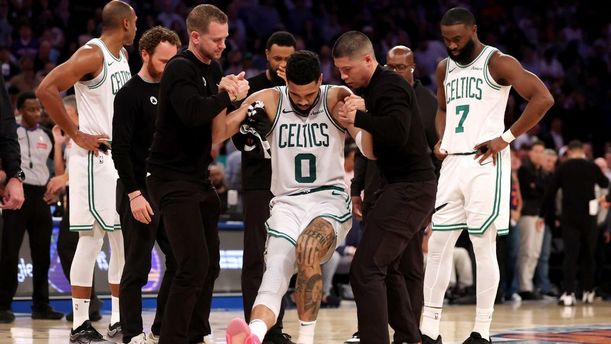 Jayson Tatum recibe ayuda para salir de la duela (AFP)