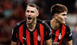 Santi GImenez festeja su gol ante Lecce (@ACmilan)