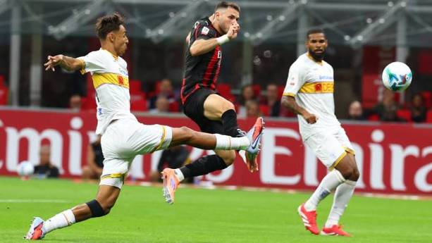Santi Gimenez intenta un remate ante Lecce (@acmilan)