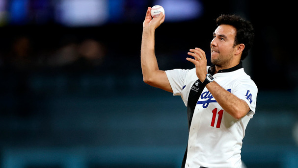 Checo Pérez estuvo el miércoles en el Dodger Stadium. (Foto: AFP)