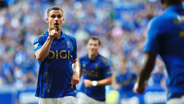 Real Oviedo celebró su primer triunfo en Primera. (Foto: EFE)
