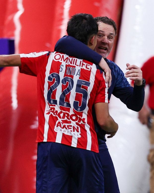 El debutante Samir Inda festejando con Gabriel Milito su primer tanto en primera división. Foto: @Chivas