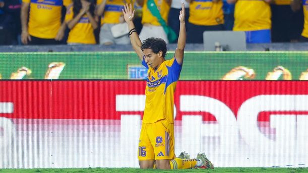 Diego Lainez definió el juego en el Volcán (Imago7)