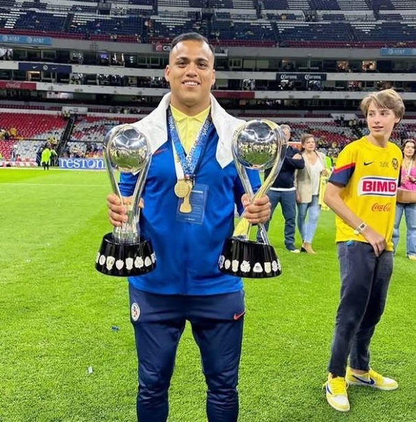 Mozumbito posa con los dos trofeos de la Liga Mx que ganó con América (@arturo_mtz_)