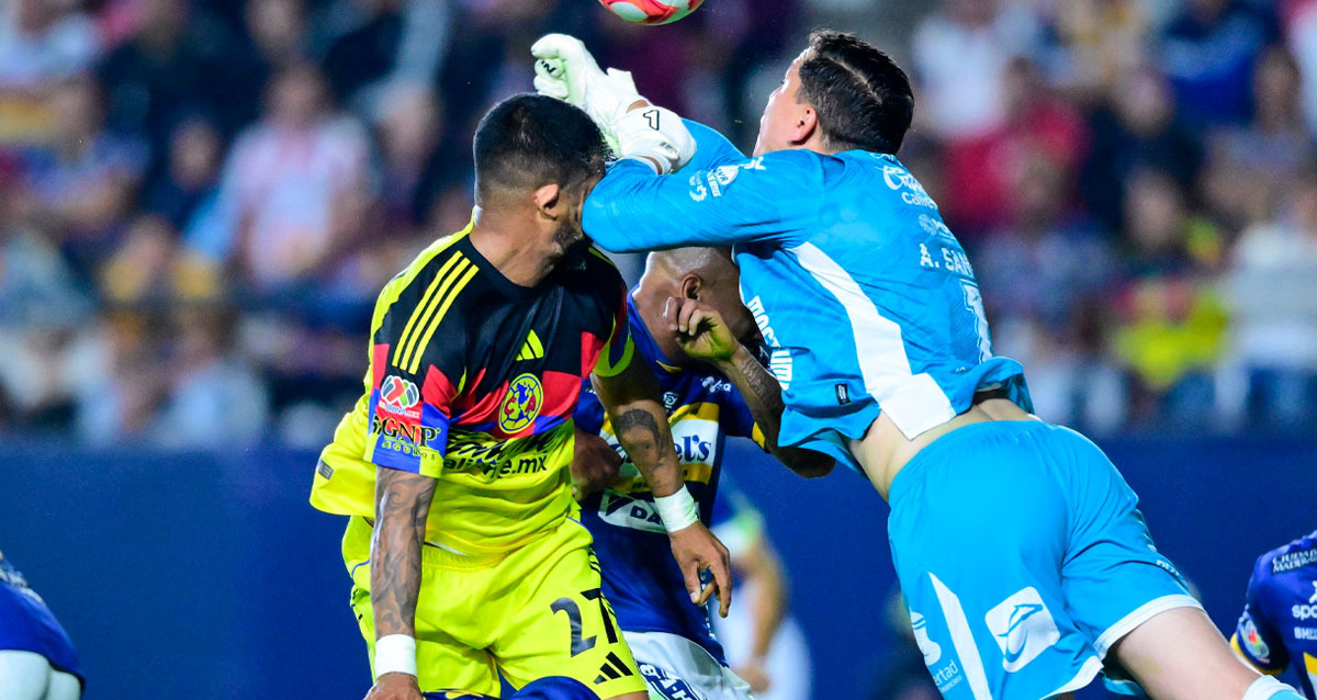 Aguirre se llevó un golpazo de Andy Sánchez. (Foto: Mexsport)