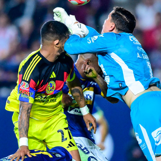 Aguirre se llevó un golpazo de Andy Sánchez. (Foto: Mexsport)
