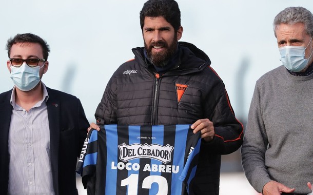 El Loco Abreu está viviendo una nueva faceta como DT. FOTO. EFE.