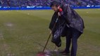 Omar Villarreal se puso a sacar agua de la cancha del Cuauhtémoc (Captura)