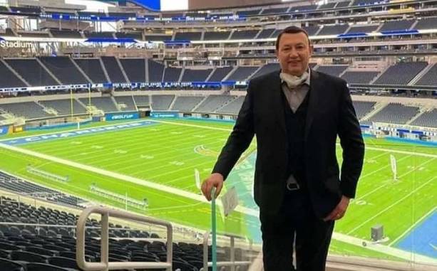 De Valdés durante una transmisión de la NFL (@adevaldes)