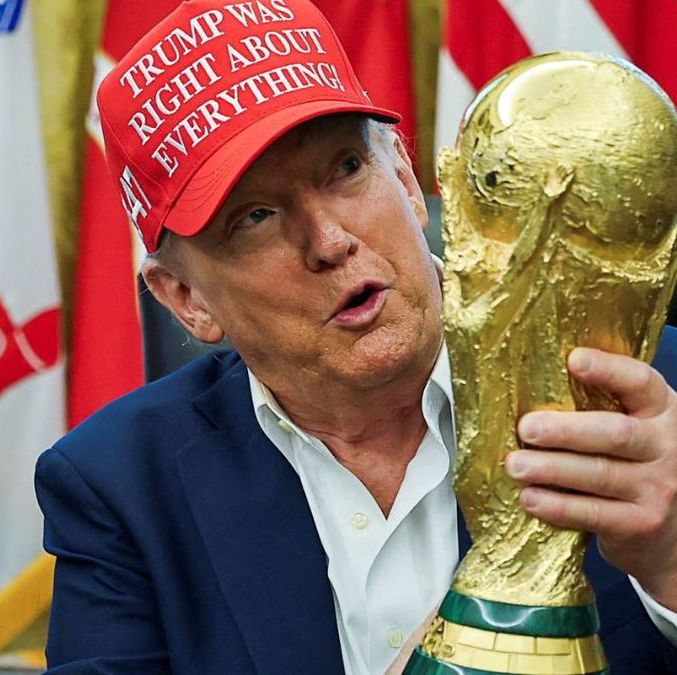 Donald Trump con la Copa del Mundo (Reuters)